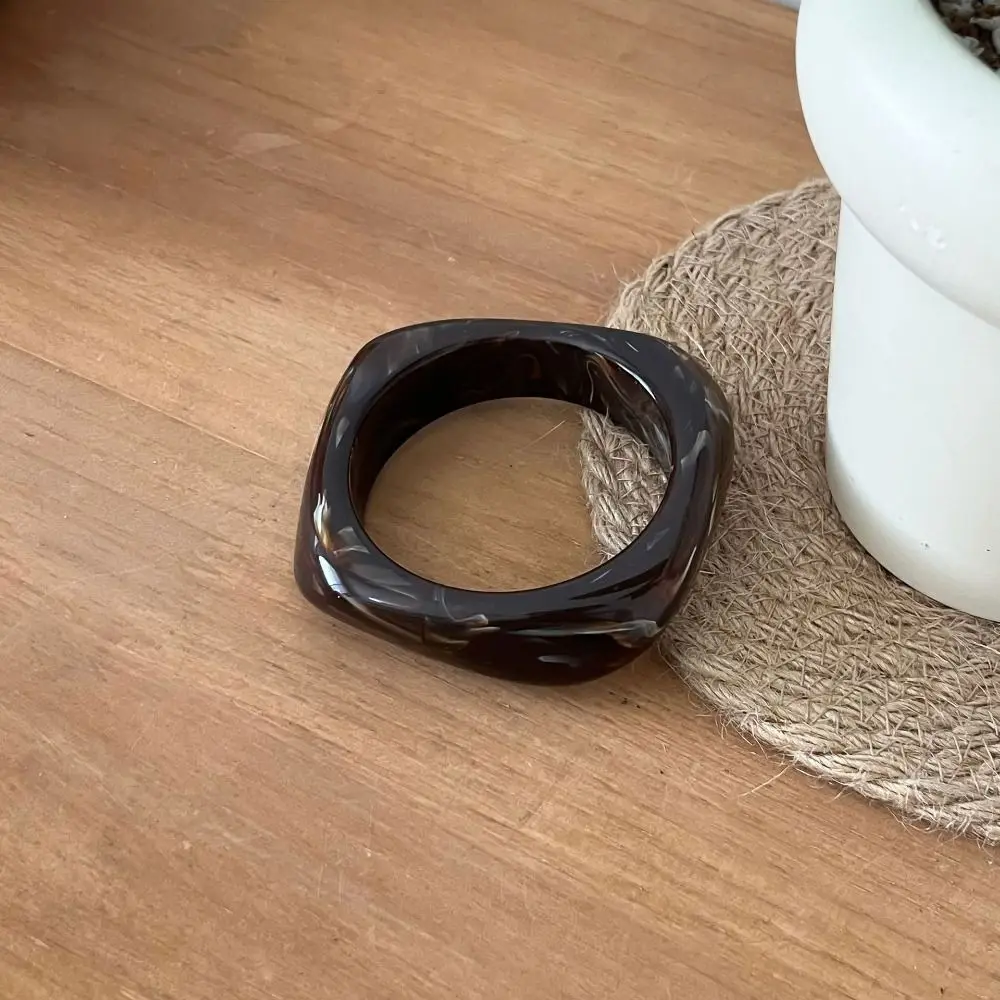 البوهيمي الاكريليك الإسورة تلطخ الأقلية تصميم غير النظامية واسعة سوار مجوهرات اكسسوارات الدوبامين الرجعية اليد الدائري النساء