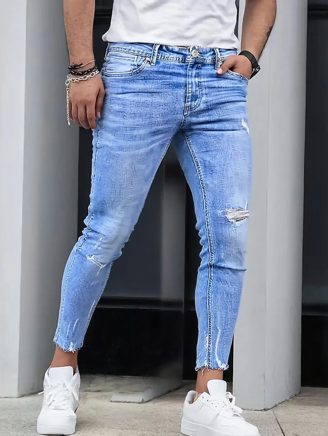 Jeans masculinos de corte justo com franjas desgastadas azul celeste, com um design exclusivo que contende ao corpo, criação sem esforço de um t
