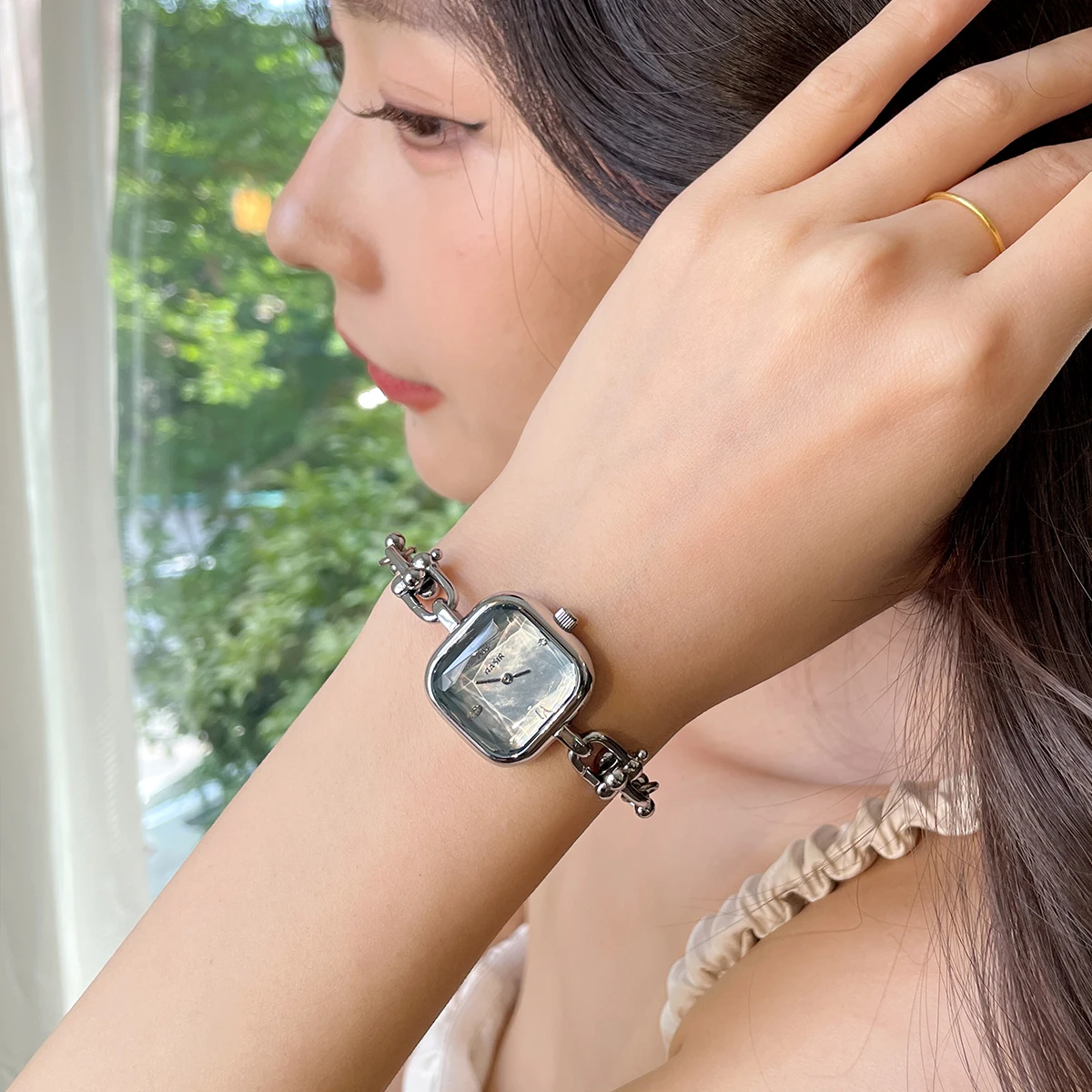 ساعة كوارتز نسائية جديدة متعددة الاستخدامات على شكل سوار من CILOA، فاخرة خفيفة عصرية، مقاومة للماء
