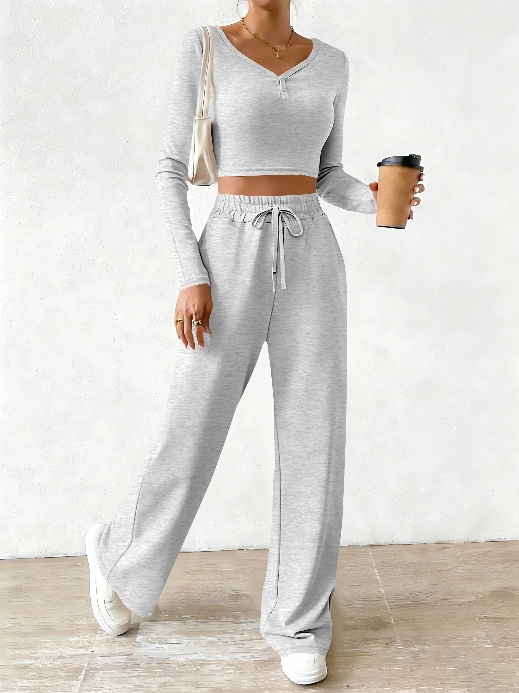 

Женский повседневный комплект из двух предметов на все сезоны: облегающий топ с V-образным вырезом и длинными рукавами на пуговицах + брюки с высокой талией и широкими штанинами на шнурке.