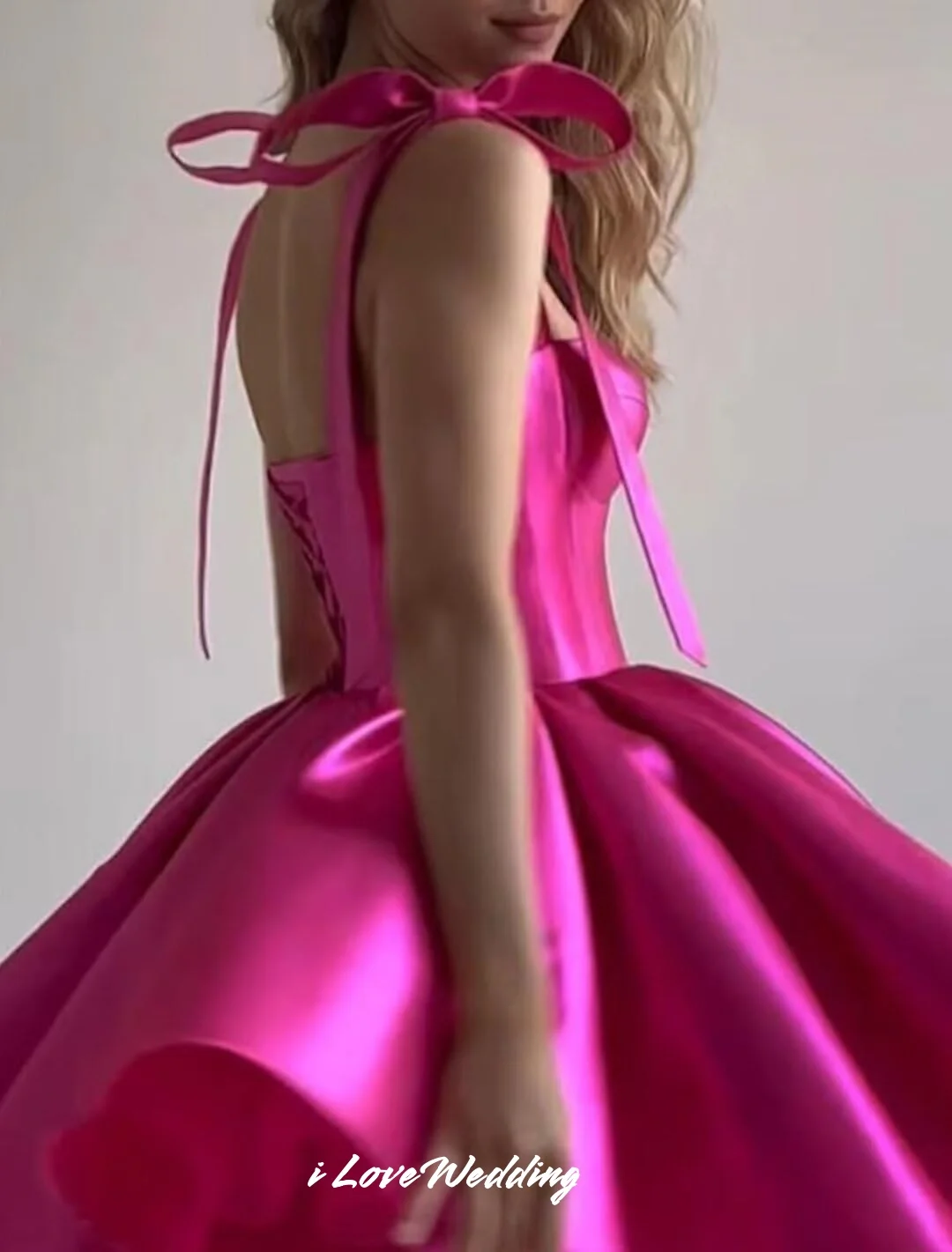 Urocza różowa krótka sukienka na powrót do domu Spaghetti pasek z kokardką sukienki w kształcie serca bez pleców, krzyżowa sukienka bez rękawów dostosowana