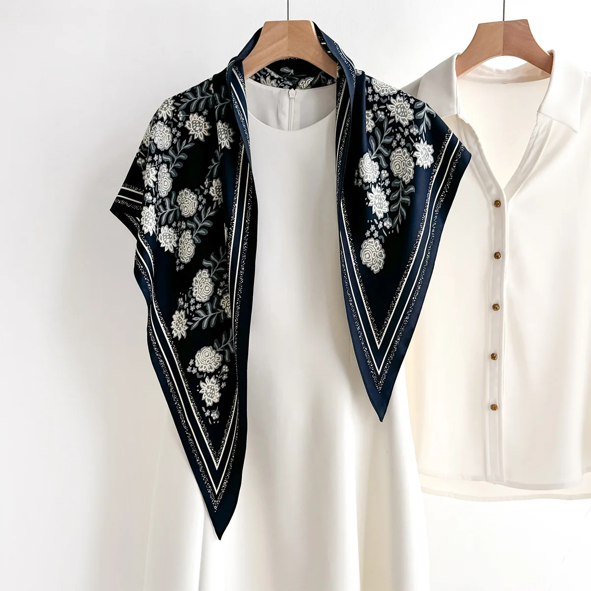 Retro bedruckter quadratischer Schal für Damen, weiche Satin-Schals, Bandanas, luxuriöser Hijab, Halstuch, eleganter Schal