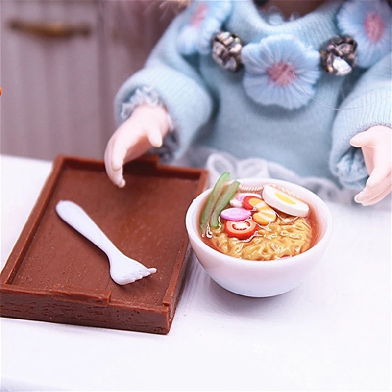 1Set 1:12 Poppenhuis Miniatuur Instant Noodle Bowl Met Dienblad Vork Keuken Model Levende Scène Decor Speelgoed