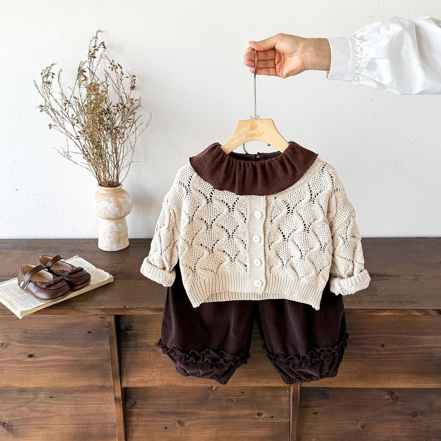Girls' Sweater Set Autumn Fashion Baby 2026 New Apricot Sweater Coffee Base Spring Autumn Fashion 3-Piece Set