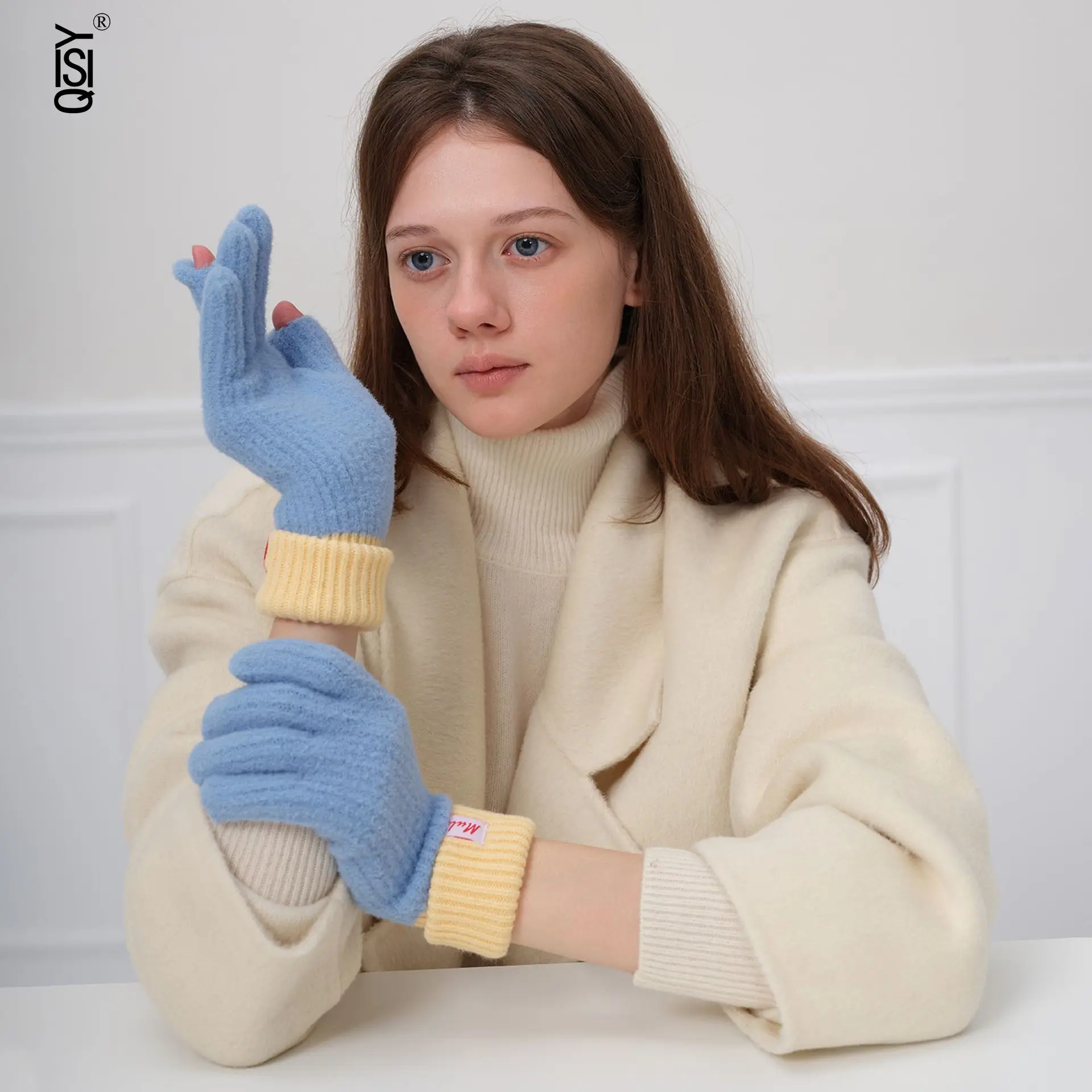 La spaccatura coreana invernale in tinta unita calda e resistente al freddo si riferisce ai guanti di lana lavorati a maglia alla moda e versatili per le donne