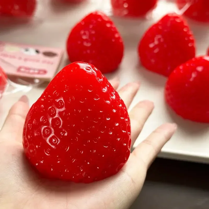 Big strawberry pinch music slow rebound pinch at will small toy decompression and decompression artifact mini pinch