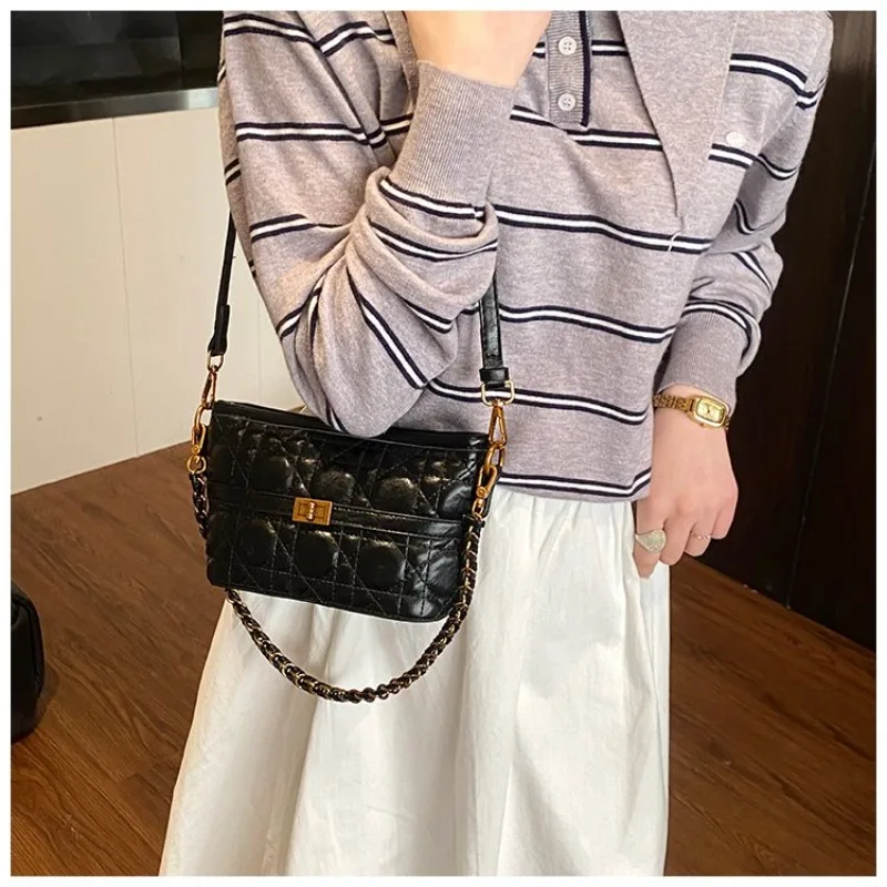 

2026 New Arrival Vintage Quilted Women's Handbag! Trendy Top Handle Design, Retro & Niche Style, Perfect for Daily Commute