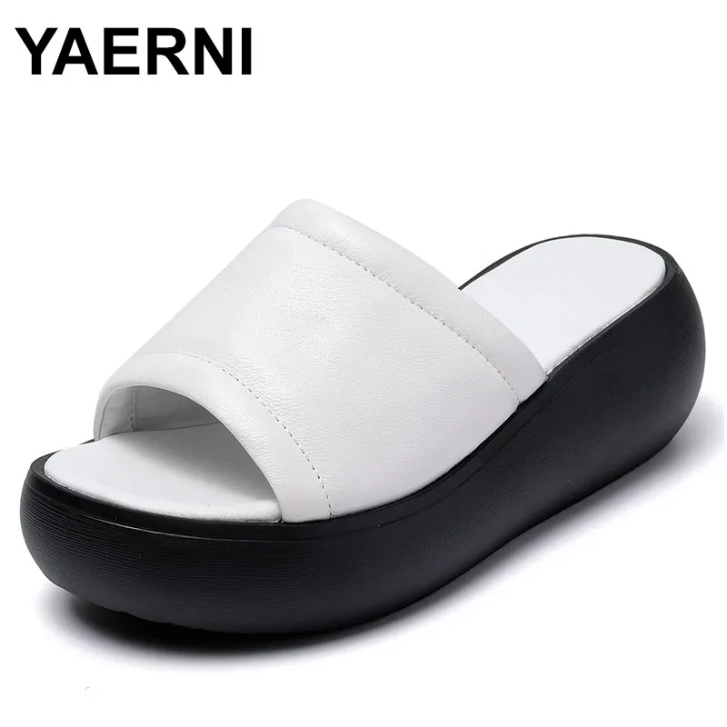 

Женские тапочки, кожаные тапочки на массивной платформе с открытым носком, однотонные тапочки на танкетке, увеличивающие рост каблука