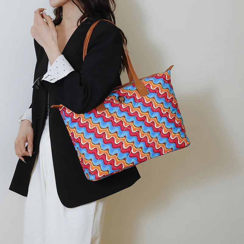 

Elegant Crossbody Handbag For Daily Leisure Featuring Minimalist Design Unique Solid Color And Fashionable Logo Detail