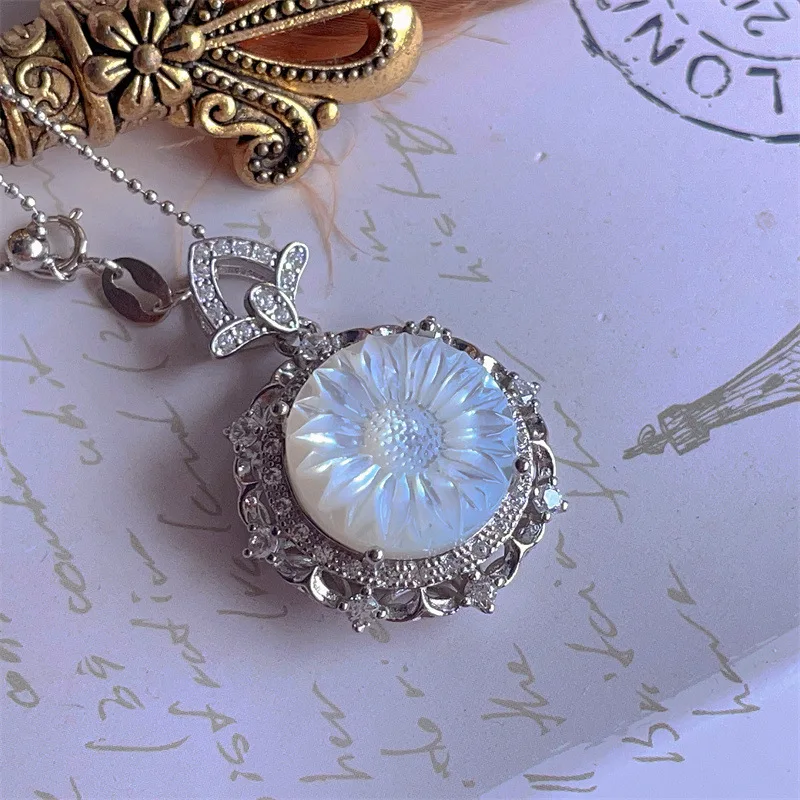 s925Silver Inlaid White Mother-of-Pearl Daisy Cameo Pendant Vintage Style