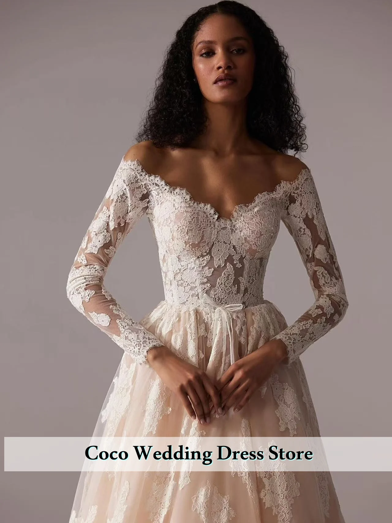 カスタマイズされたゴージャスなAラインVネック長袖Aラインウェディングドレスアップリケスイープトレインレースプリンセスブライダルガウン