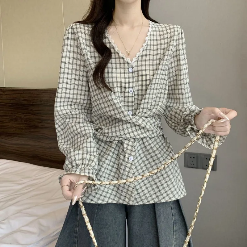 Jesienna nowa kolekcja: koszula damska w kratę z koronkowym pasem, długi rękaw, uniwersalna, dopasowana, modny top.