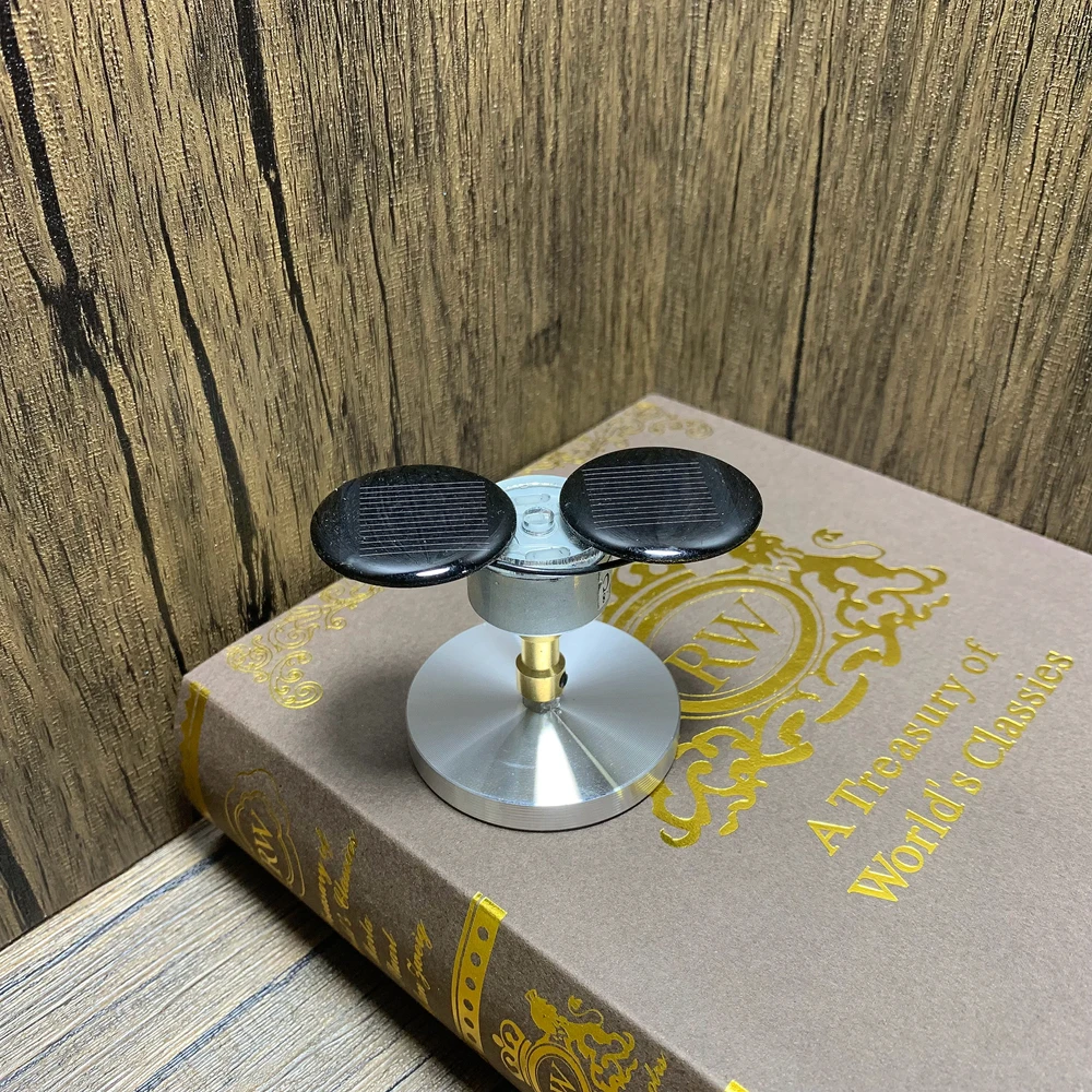 Ornamen Mini Bertenaga Surya dengan Dasar Logam dan Mesin Gerak Pseudo-Abadi untuk Desktop, Alat Bantu Mengajar Sains