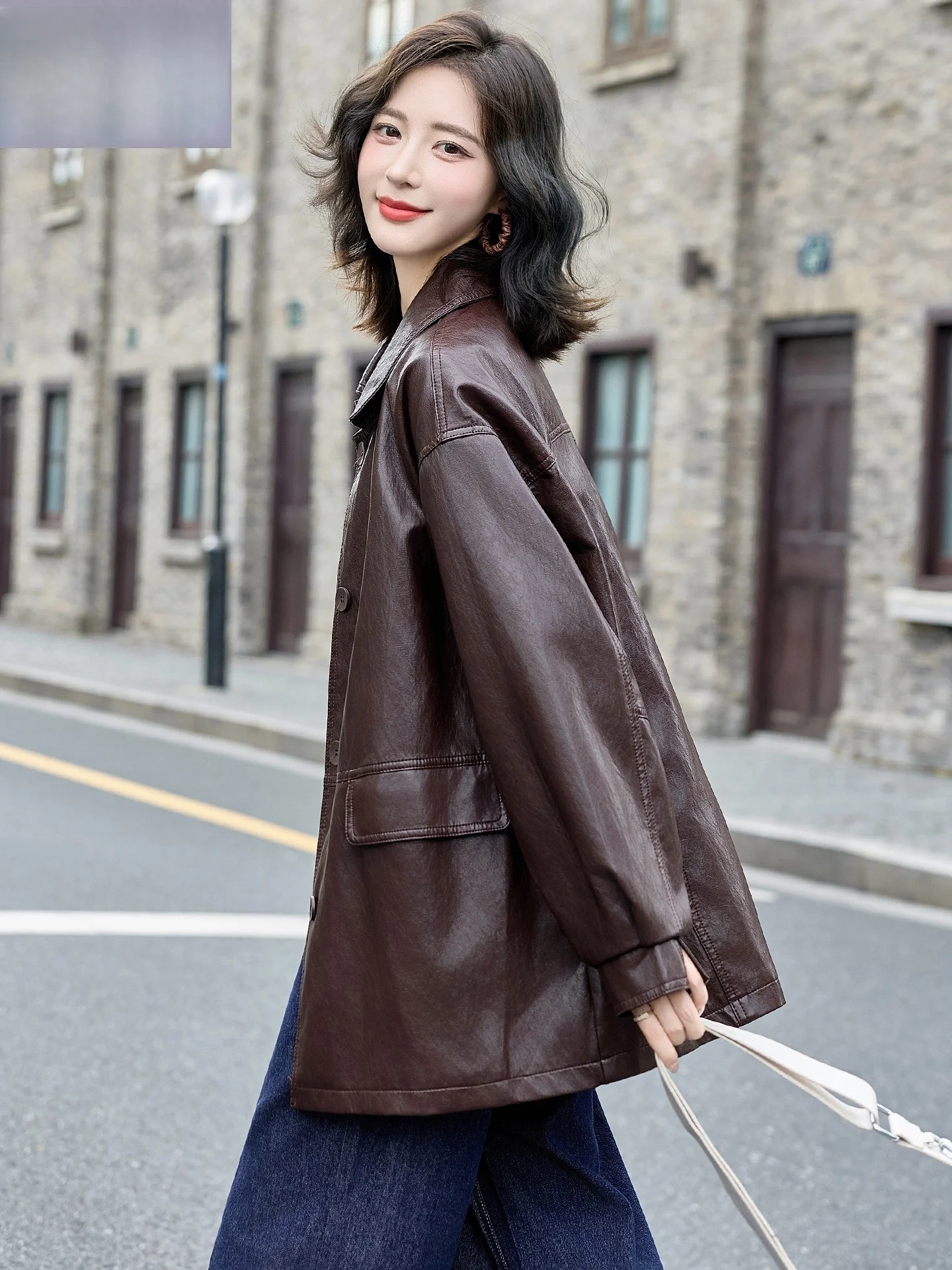 เสื้อโค้ทวินเทจสไตล์เกาหลีทรงหลวมแบบลำลองสำหรับผู้หญิง ทำจากหนัง PU ความยาวปานกลาง ตกแต่งกระดุม เหมาะสำหรับใส่ไปทำงาน แขนยาว