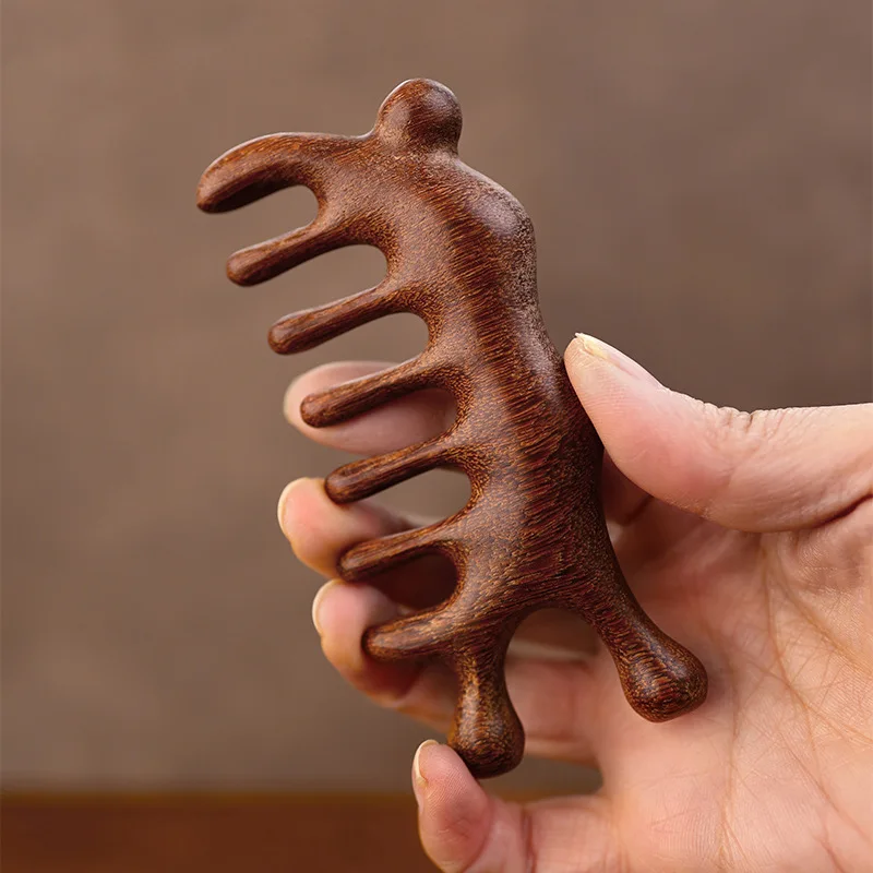 مشط تدليك متعدد الوظائف من خشب الصندل الذهبي مع أسنان واسعة وكشط الأنف ومشط معالجة نقطة الوخز