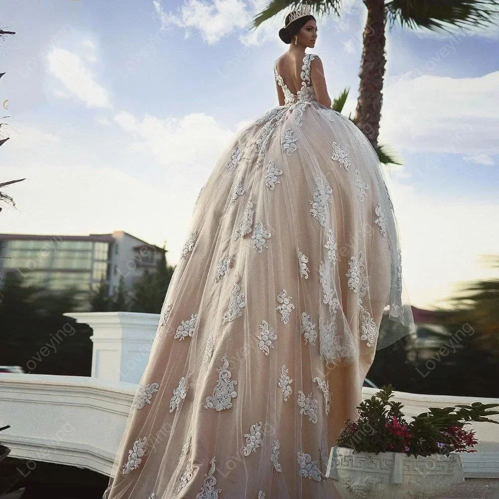 カスタマイズされたスパゲッティストラップのローブ・ド・マリアージュ、ウェディングドレス、ブラシトレイン、ノースリーブ、シャンパン色のレースアップリケ、ブライダルガウン