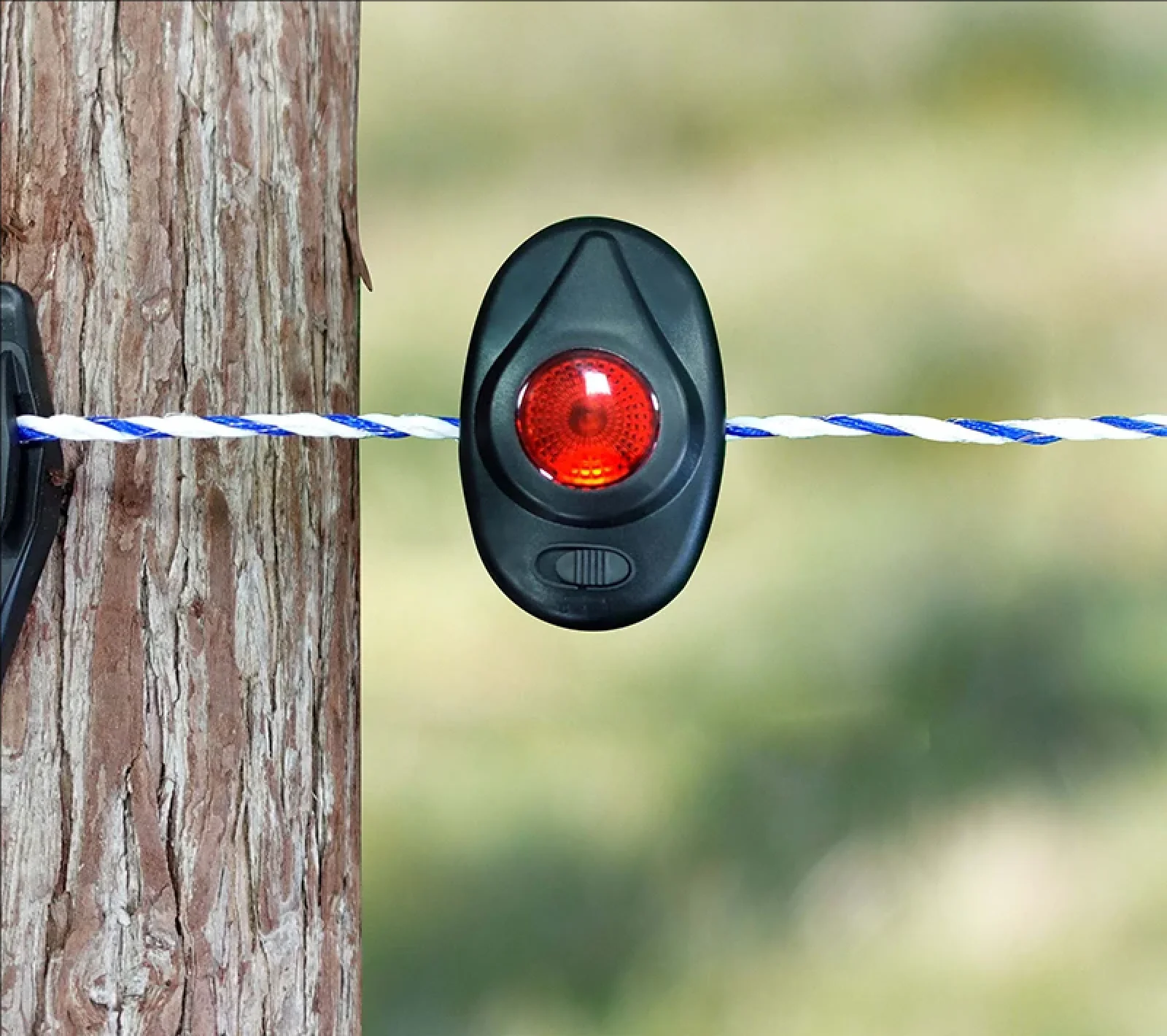 سيتم تحقق من تنبيه سياج المزرعة أن يتعامل سياجك بشكل صحيح ويستخدم مع ضوء تحذير لجهد منخفض