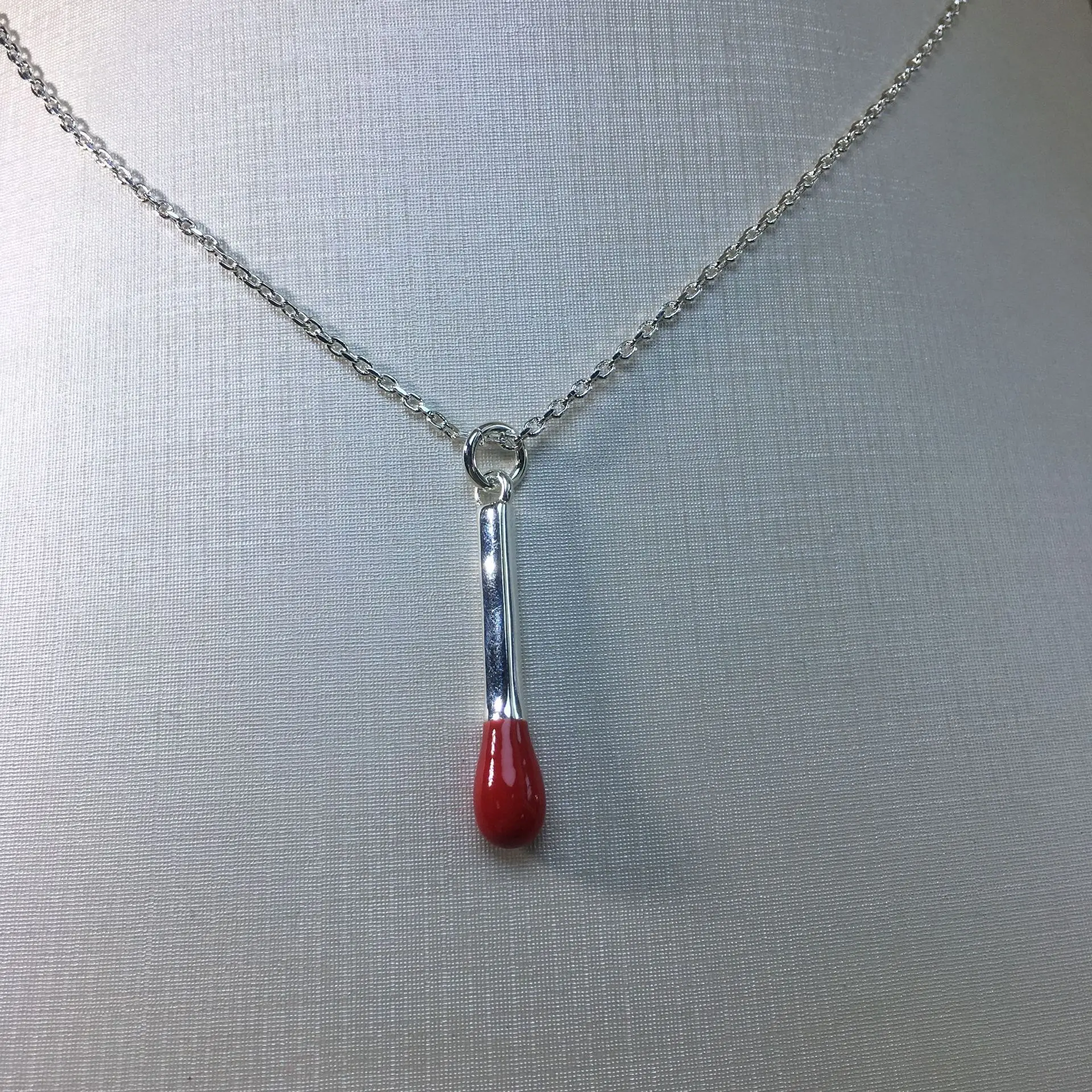 

2025 горячее продаваемое испанское персонализированное уникальное ожерелье с подвеской в виде головы, романтический подарок на День святого Валентина.