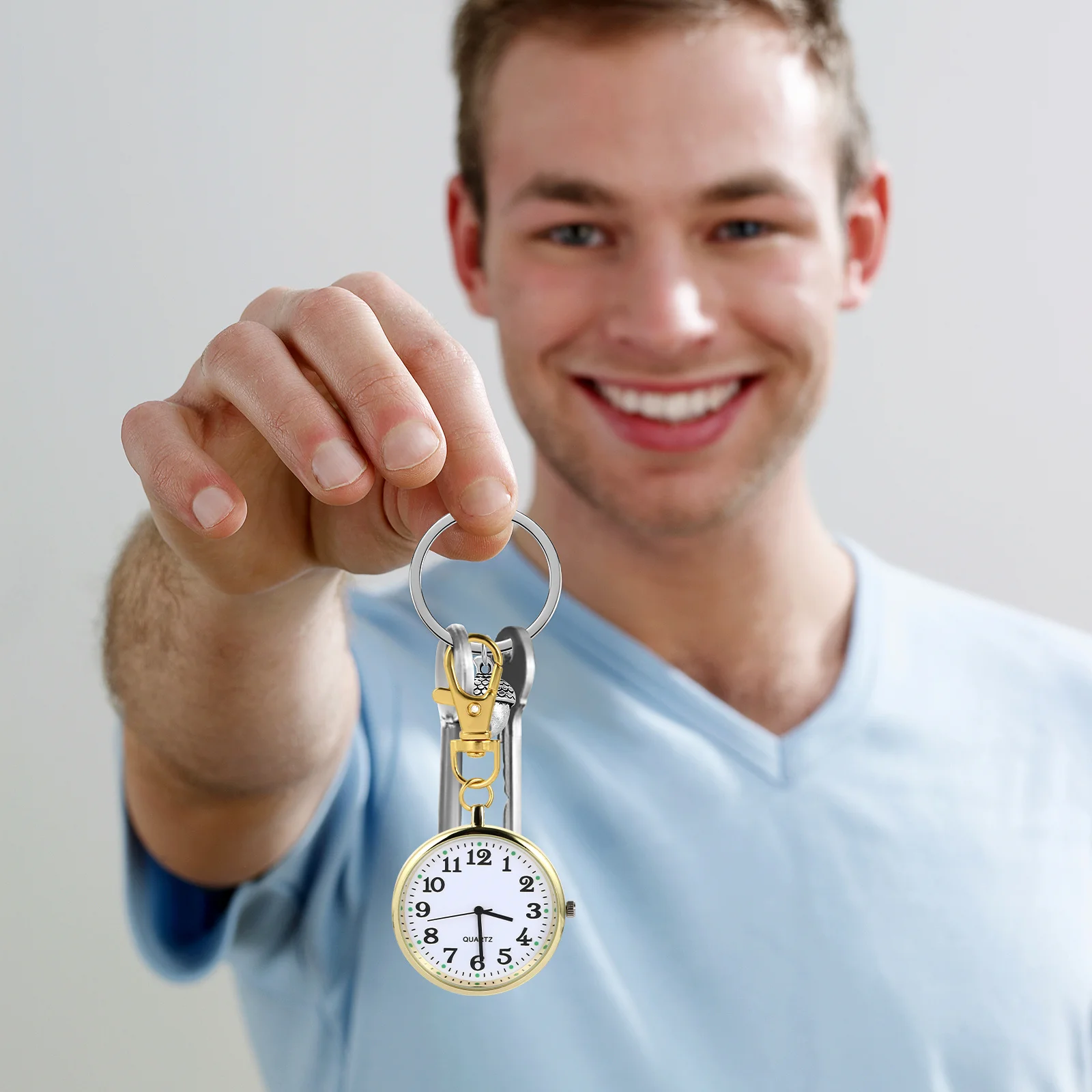 ساعة جيب معلقة مضيئة أرقام كبيرة تصميم سلسلة المفاتيح لكبار السن في منتصف العمر للجنسين ساعة ممرضة وقت دقيق مريح