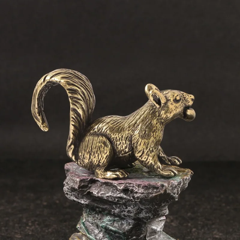 

Vintage Antique Imitation Solid Brass Squirrel Carrying Pine Cone Creative Figurine Ancient Bronze Metal Craft Gift Home Decor