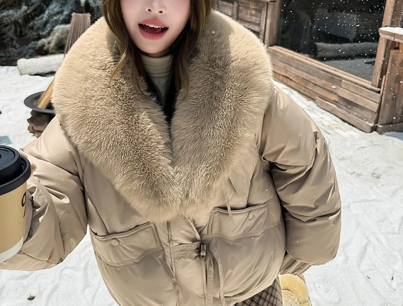 여성용 다운 코튼 패딩 코트 2025 겨울 컬렉션 트렌디 스타일리시 스트리트웨어 큰 퍼 칼라 짧은 길이 후드 디자인