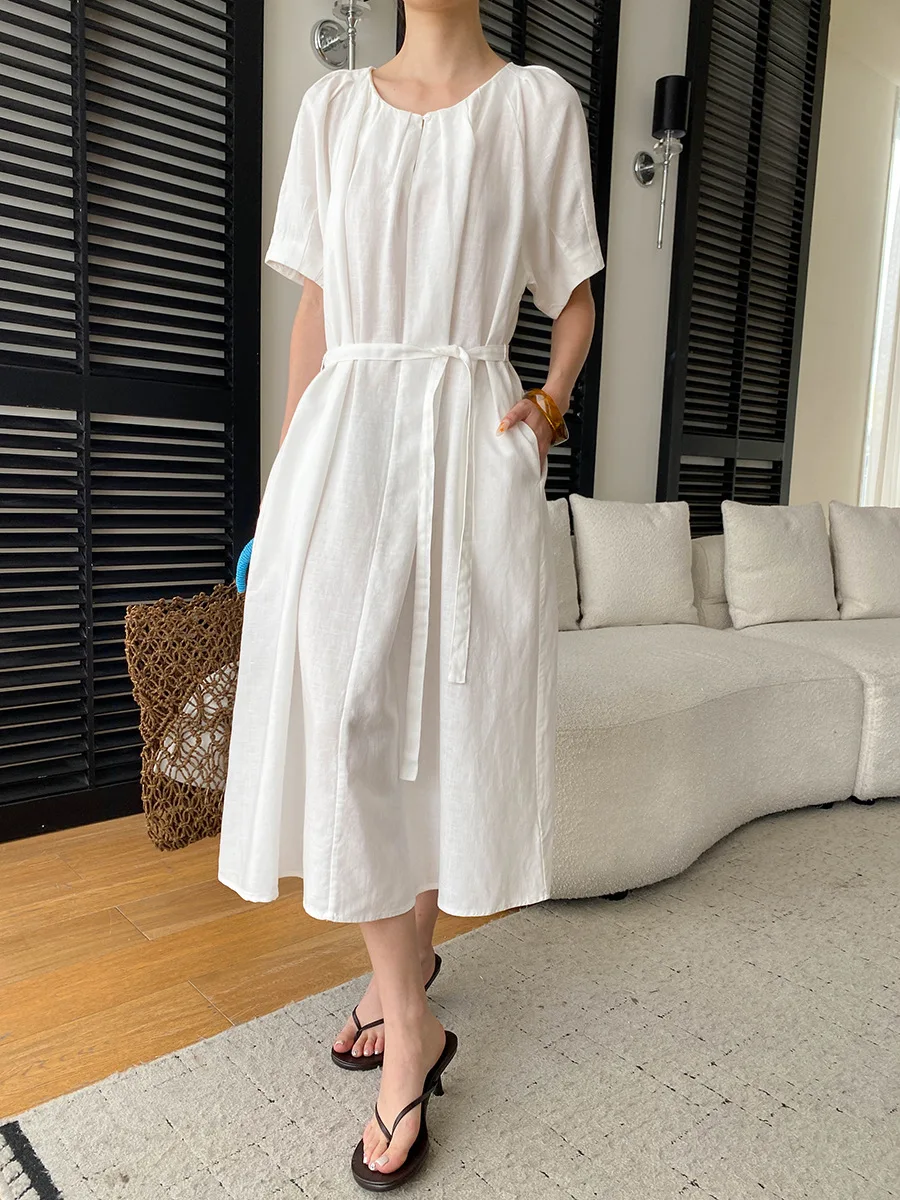 Sommerliches Damenkleid in unifarbenem Design mit plissierter Taille und Rundhalsausschnitt. – Detail 6