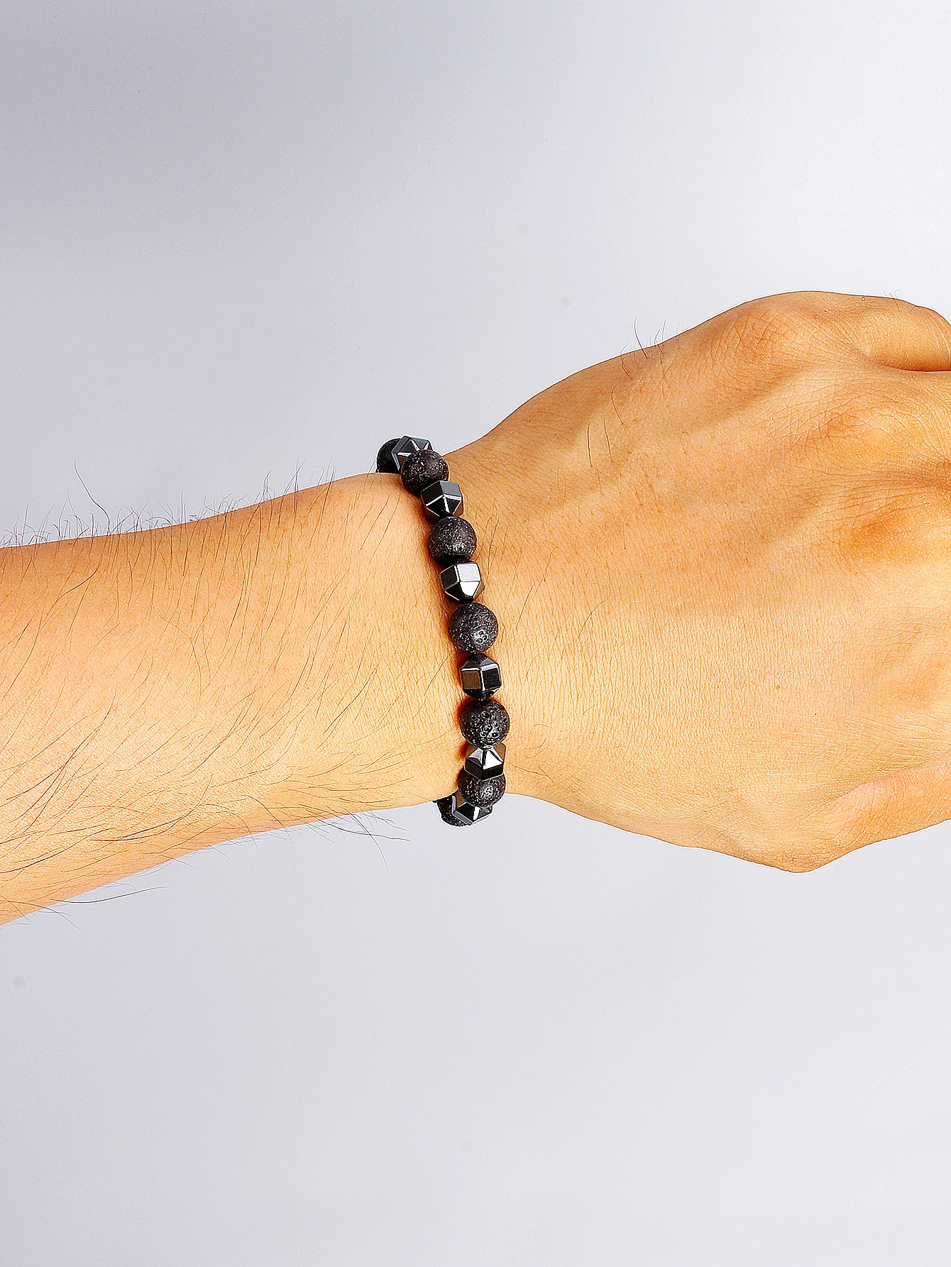 سوار من الحجر الطبيعي مع حجر لافا روك البركاني وخرز الهيماتيت الأوجه لحماية الحياة التأريض والشجاعة والمجوهرات