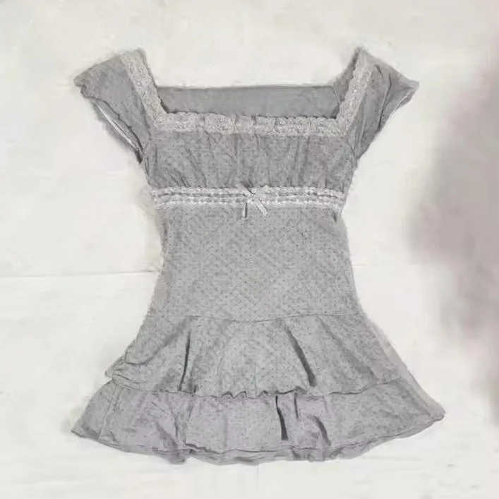 Conjunto de camiseta de manga corta ajustada con lunares en contraste de color a la moda y falda corta para mujer, estilo elegante e informal.