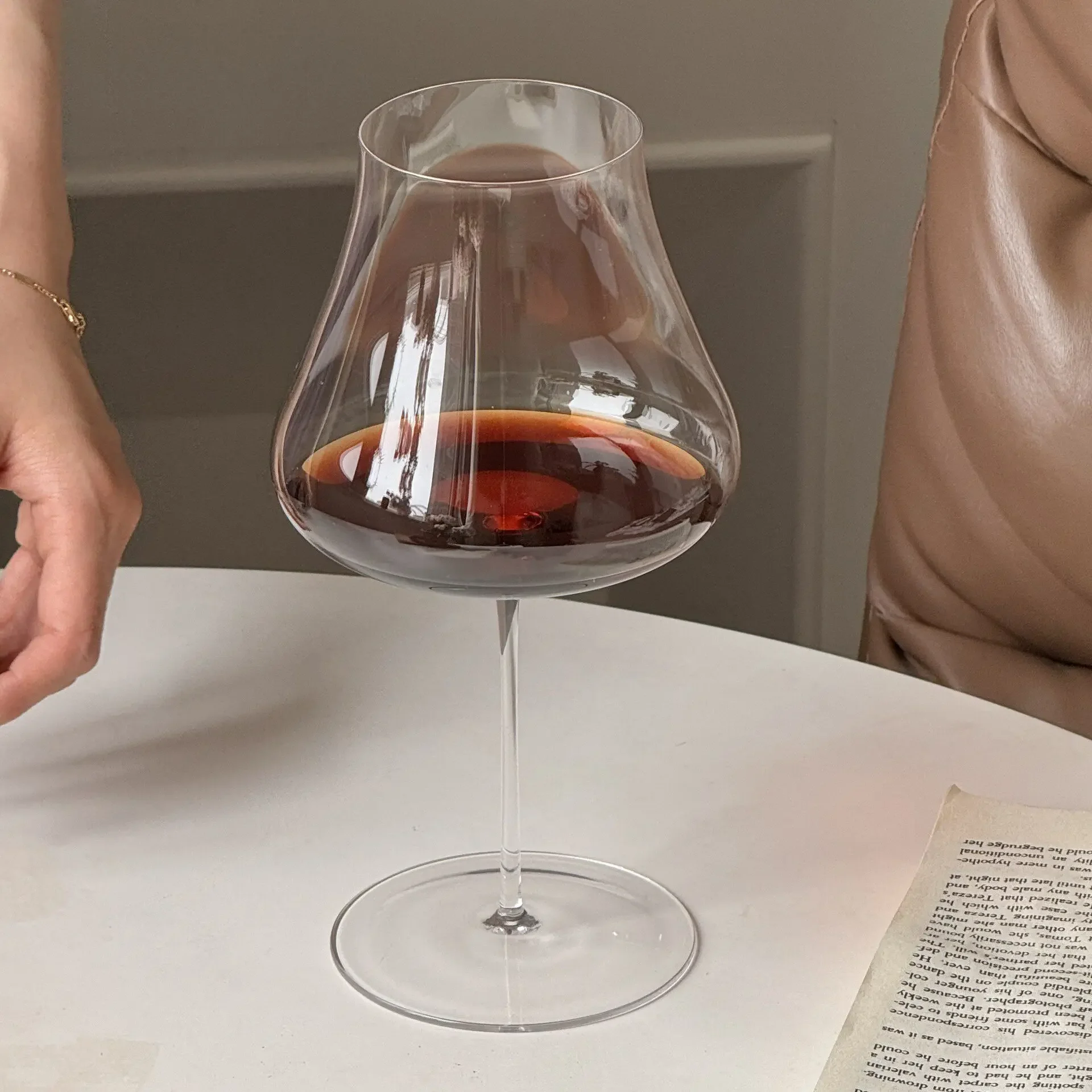 710ml Handmade Pot-Bellied Burgundy Red Wine Glass Ultra-Thin Crystal Goblet High-End Home Value Light Luxury For Fine Dining