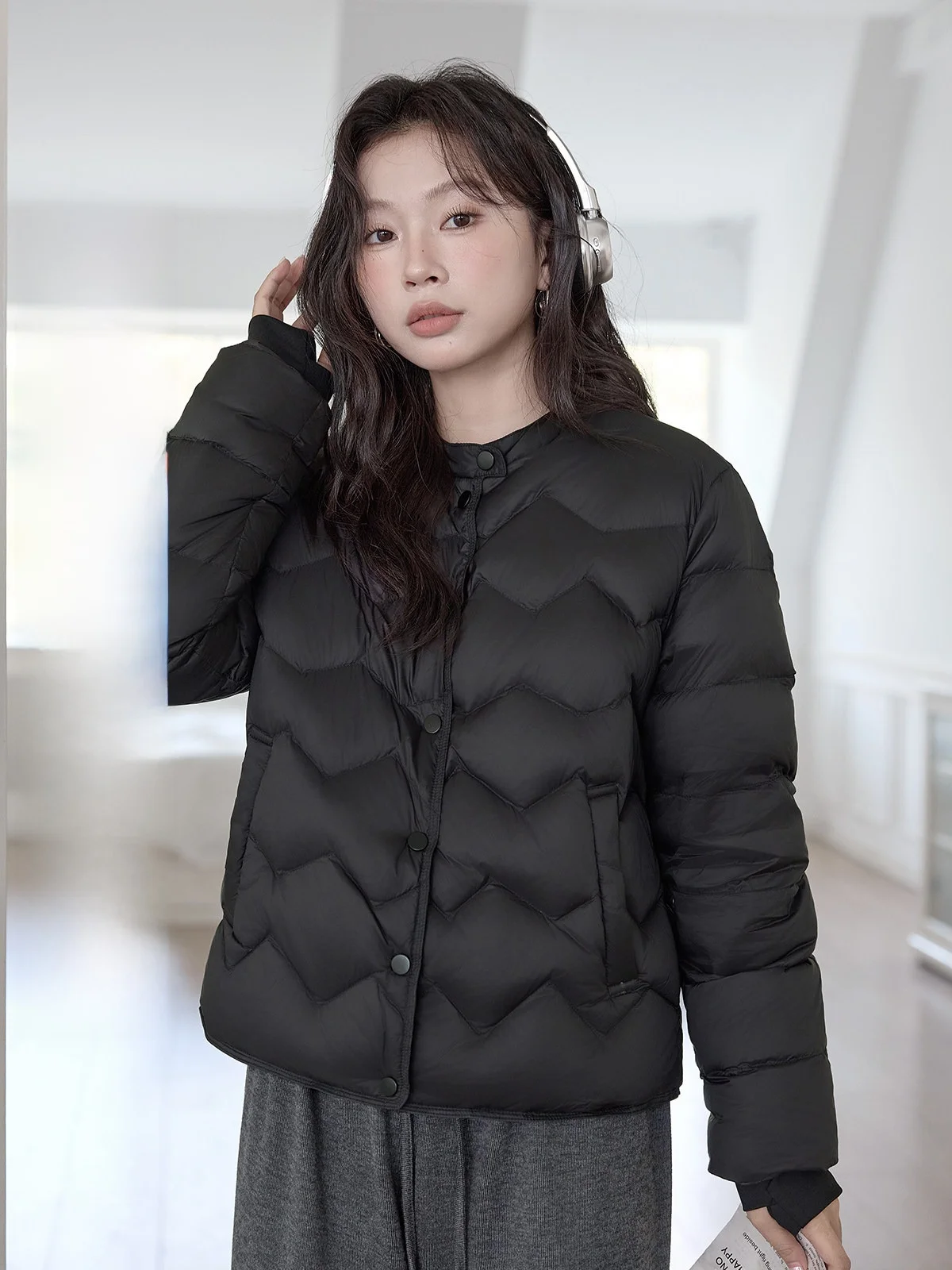 

Женская легкая теплая куртка HUIXI Bla с пуховым наполнителем, стандартный крой, новая коллекция Зима 2025, для повседневной носки, белая, с наполнителем из пуха.