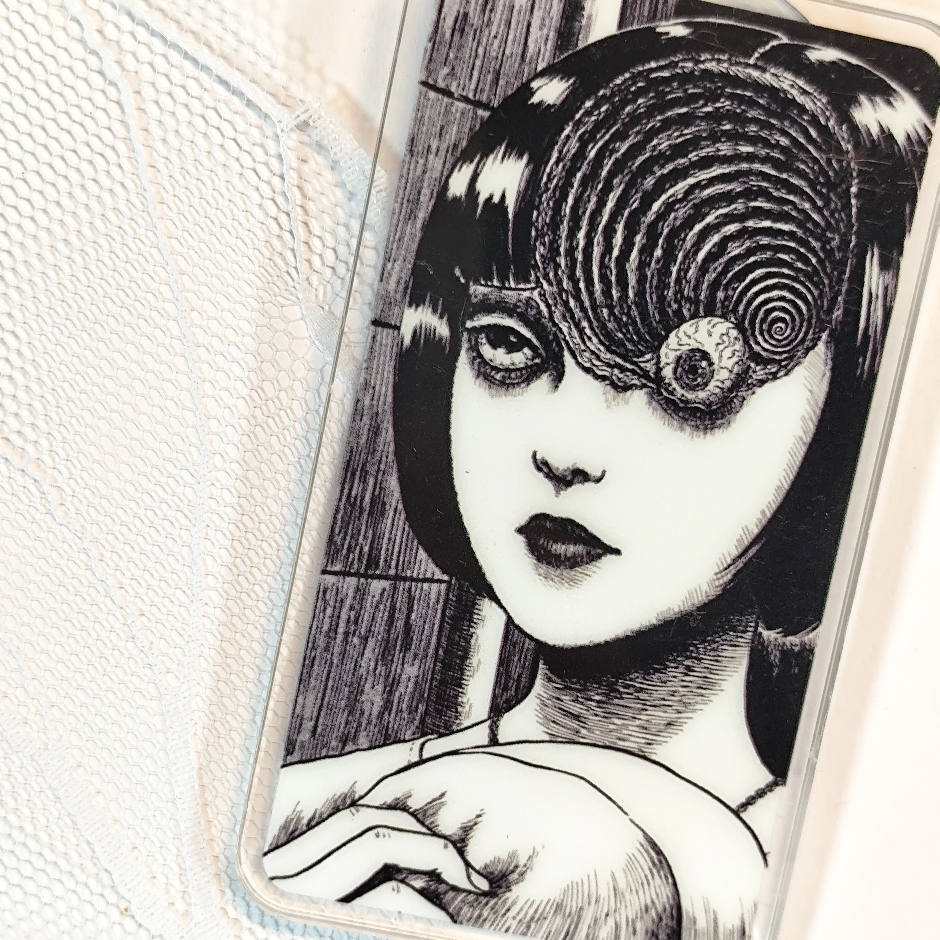 هذه سلسلة مفاتيح مجموعة Junji Ito. يتميز بفن أيقوني، يُظهر شخصيةًا من مانغا الرعب.