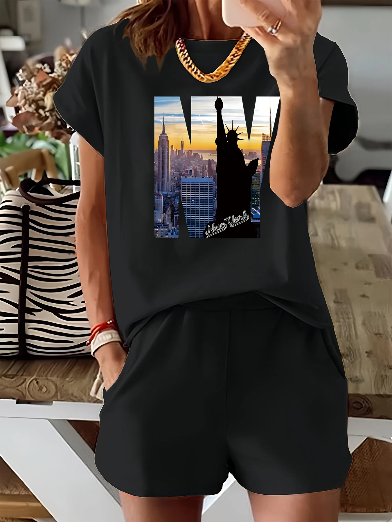 

Женская летняя повседневная модная свободная футболка с круглым вырезом и короткими рукавами с буквенным принтом New York City NY + свободные шорты, комплект из двух предметов