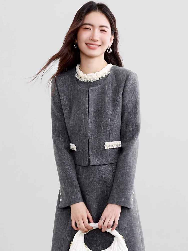 

SENTUBILA Women's Short Coat 2025 Autumn New Round Neck Pearl Beading Chain Pleats Trim Design Office Commute Tops 153WA3571