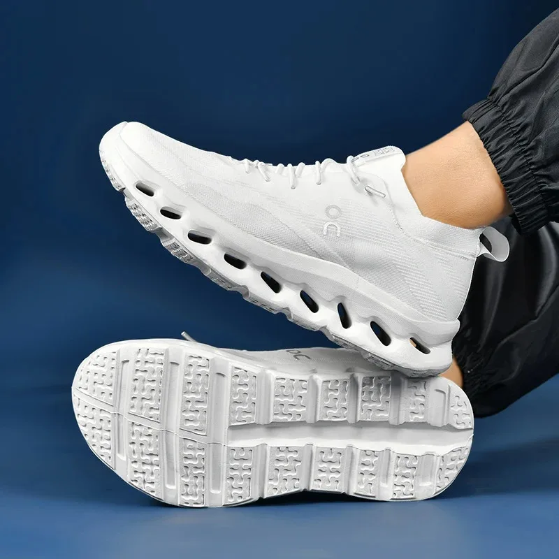 

New style canvas sneakers with soft soles and low heels,with laces,are fashionable and suitable for daily Walking travell