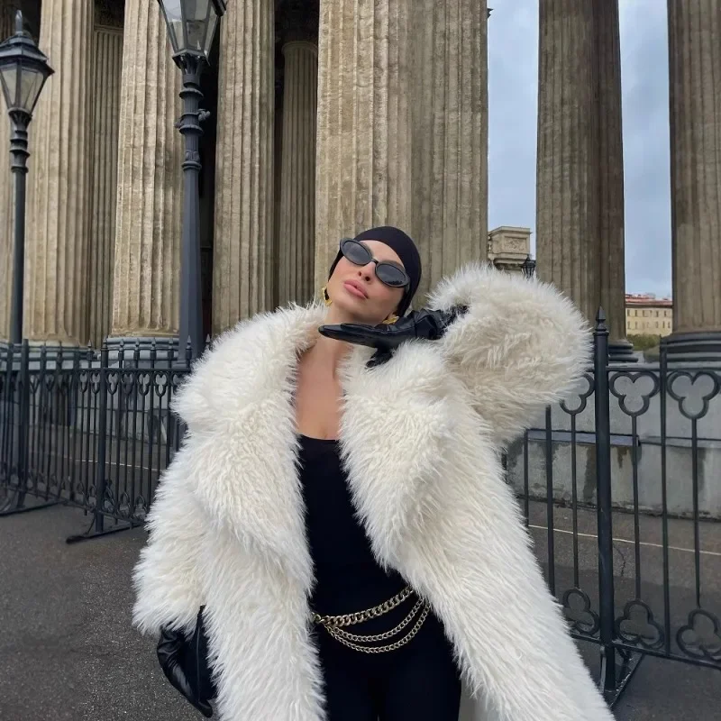 เสื้อโค้ทขนเฟอร์เทียมสำหรับผู้หญิง สไตล์ลำลอง แขนยาว ปกเสื้อแบบปกเชิ้ต มีกระเป๋า หนาขึ้น แฟชั่นสตรีทแวร์ ปี 2025 รุ่นใหม่ ยาวคลุมเข่า สีขาว ดีไซน์หรูหรา