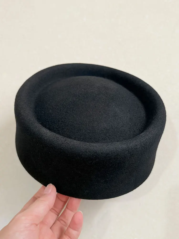 Classique Designer Dames Noir 100% Laine Béret Chapeau Fantaisie Feutre Chapeau Plus Chaud Casquette D'hiver Femmes Fedora Chapeau Fascinator Formelle Russie Chapeau