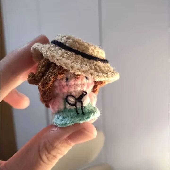 【 منتجات كروشيه 】 قلادة سلسلة مفاتيح من القطيفة "المحقق كونان" و"Ai Haibara" هدية كروشيه