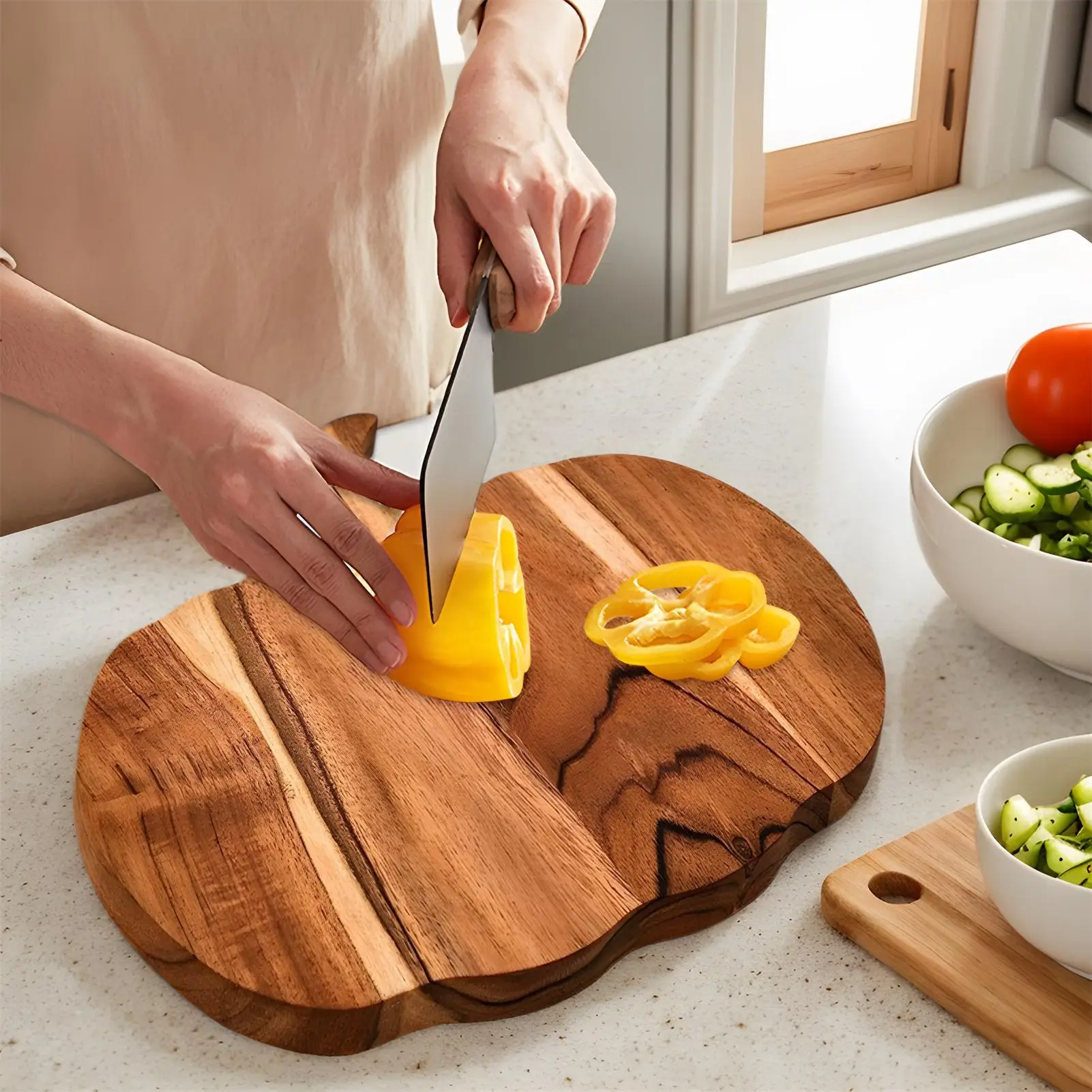 

Halloween Kitchen Decorative Pumpkin-shaped Cutting Board Bread Board Wood Cutting Board with Handle for Chopping Meat Vegetable