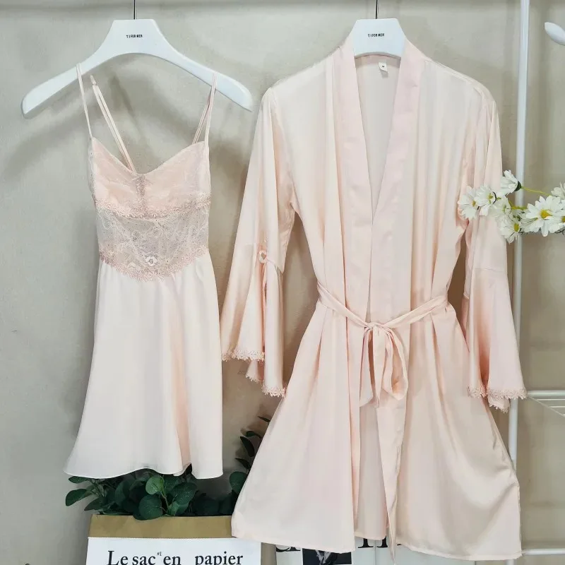 

Летний женский комплект из 2 предметов: халат и ночная сорочка. Сексуальный кружевной атласный домашний халат с вырезами для невесты. d'4o