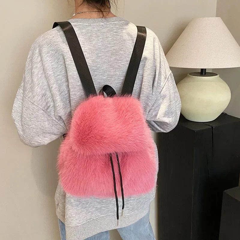 Mochila de felpa de otoño e invierno para mujer, nueva mochila pequeña informal versátil, mochila pequeña de viaje de estilo extranjero a la moda