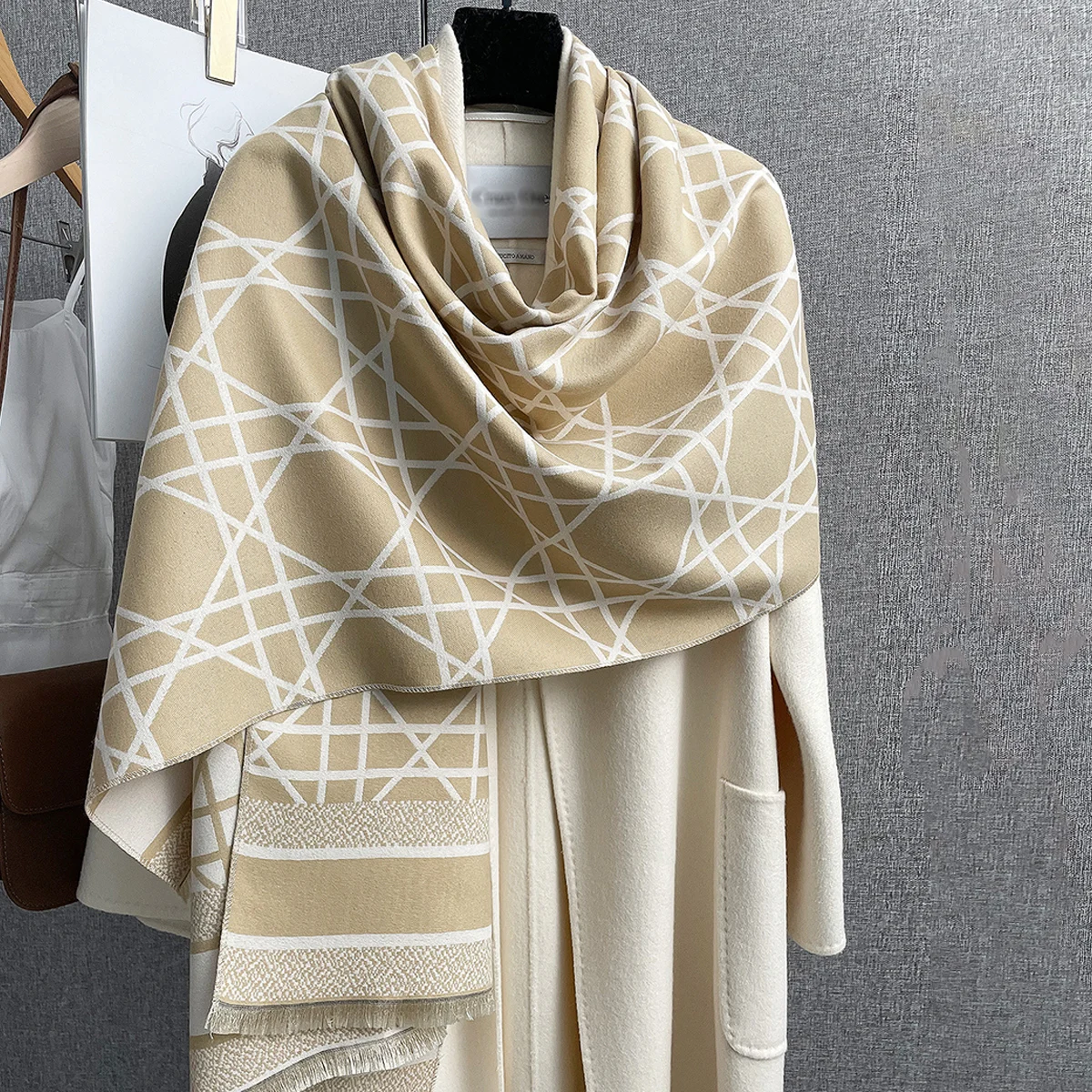 

Geometric Plaid Fashion Large Scarf Autumn and Winter Warm Air-conditioning Sofa Blanket Scarf Simple Classic Shawl for Women