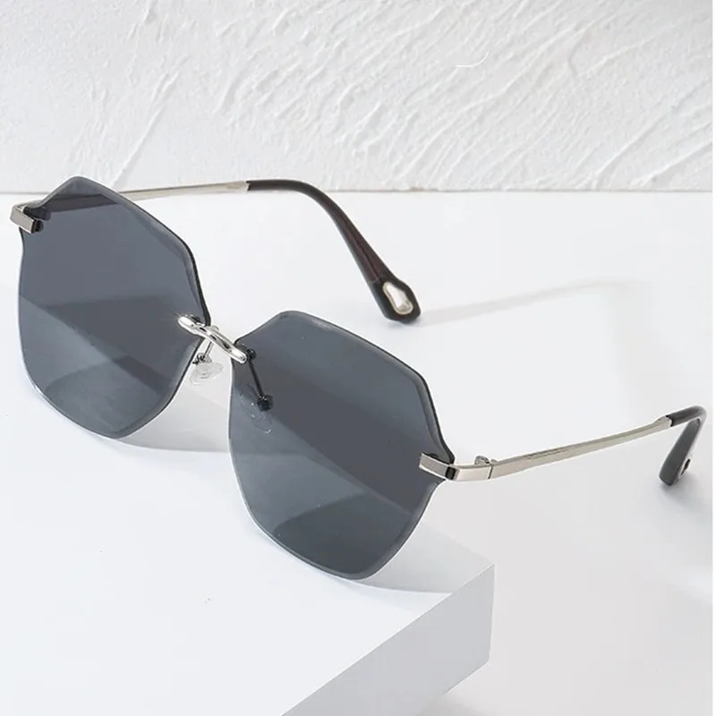 Ultra-lightweight fashionable frameless sunglasses for women with finely carved copper temples(DS-8195)