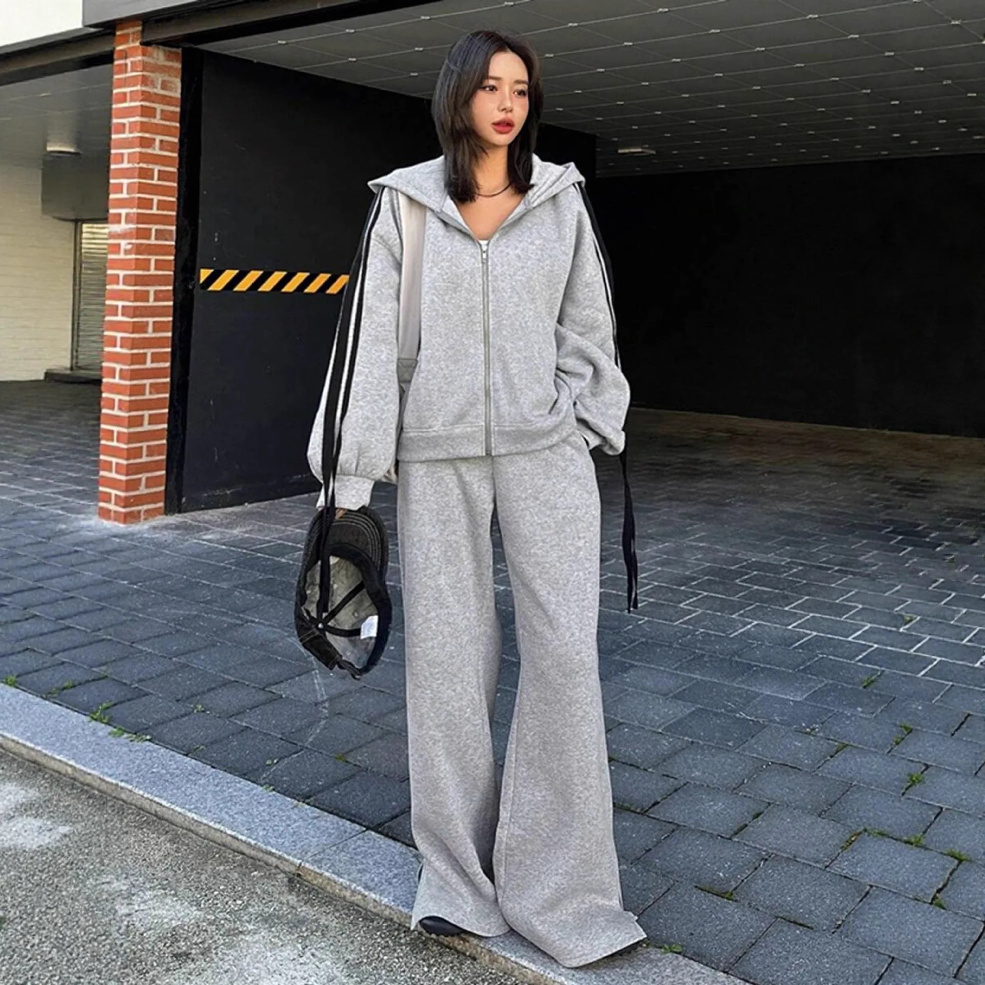 ชุดเสื้อฮู้ดและกางเกงสองชิ้นสำหรับผู้หญิง สไตล์ลำลอง สีพื้น เหมาะสำหรับใส่ไปเรียน  ฤดูใบไม้ร่วง/ฤดูหนาว 2025