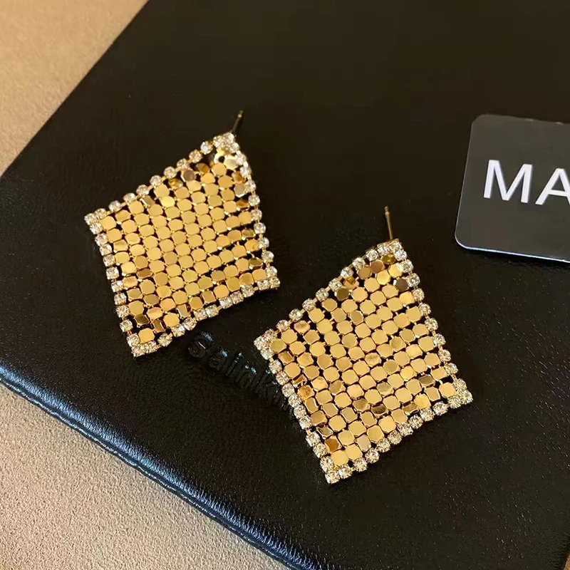 Goldfarbene Metall-Quadrat-Ohrringe in Teppichform mit weichen Quasten – Modischer Schmuck für Damen und Mädchen, luxuriöses Accessoire, Trend 2026 – Detail 9