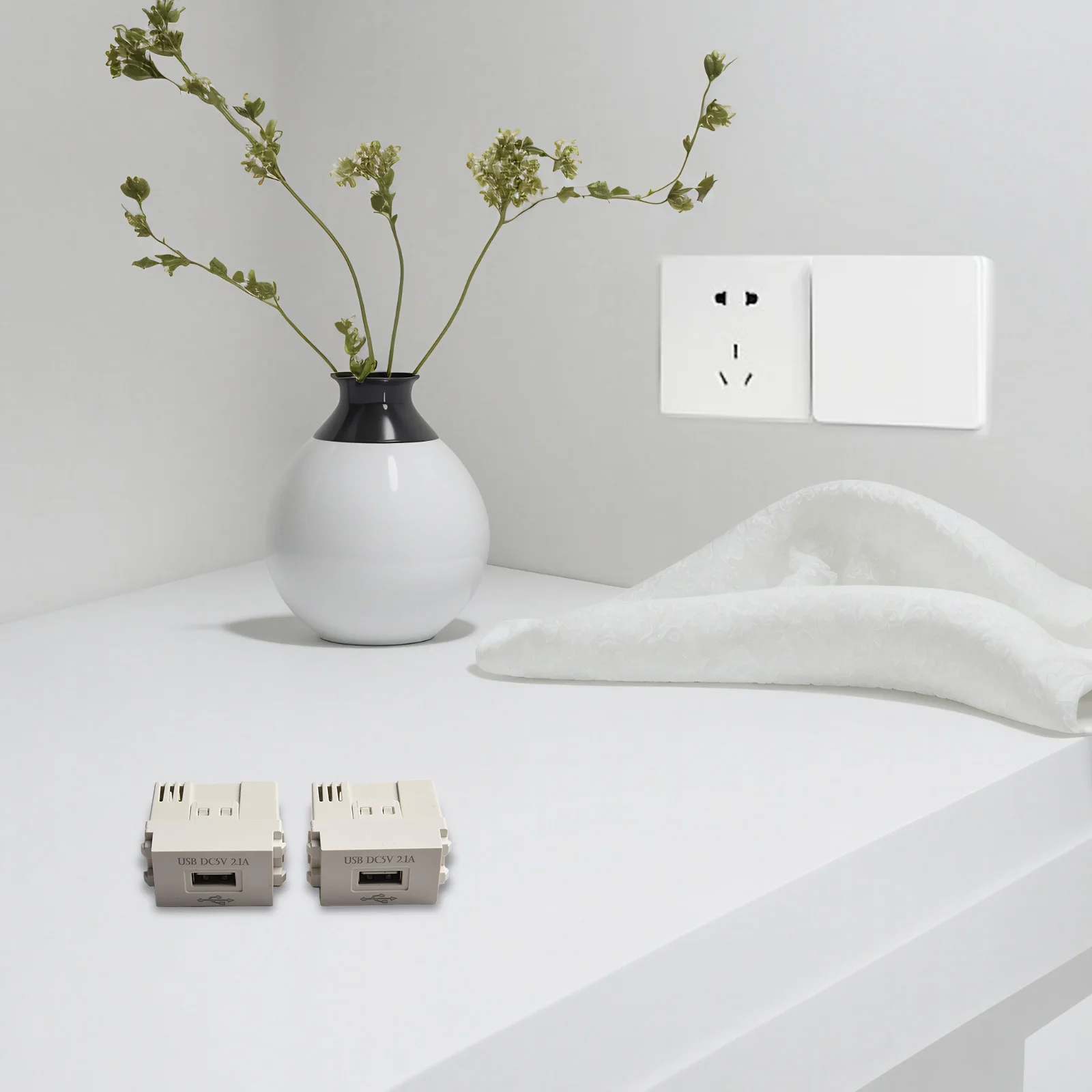 App.2.3x3.6cm 0.91x1.41in USB Power Module 2.1A USB Charging Port Convenient Charging Solution Fast Charging Speed