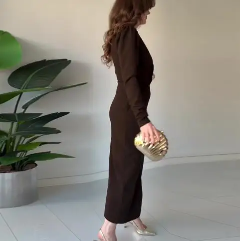 Otoño nuevo vestido de manga larga con diseño de botones de Metal plisado con cuello en V con temperamento elegante para mujer y vestido con diseño de hendidura