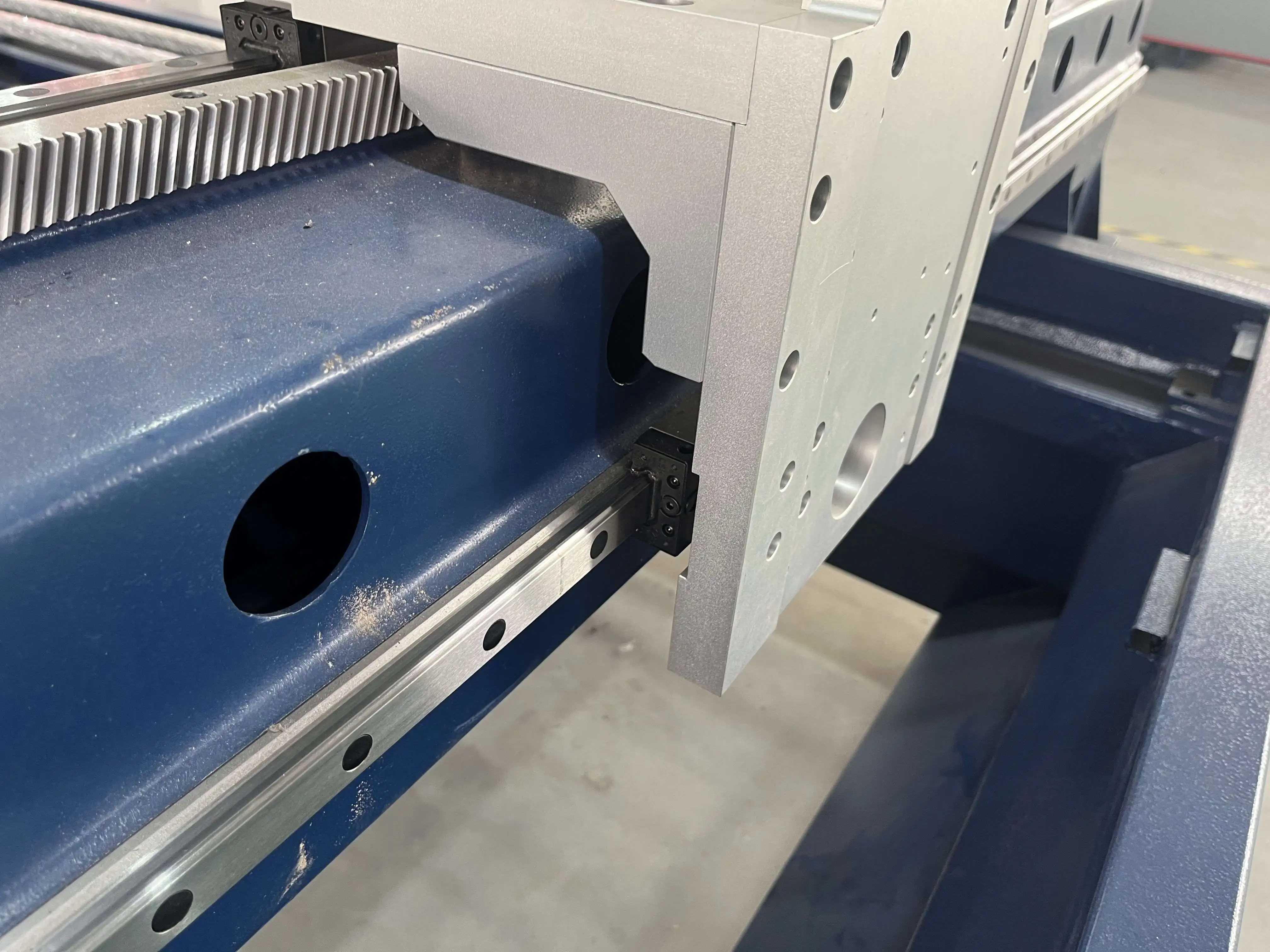 نظام القطع بليزر الألياف موديل 3015 مع مصدر ليزر للتكنولوجيا الألمانية المتقدمة لتصنيع المعادن الدقيقة