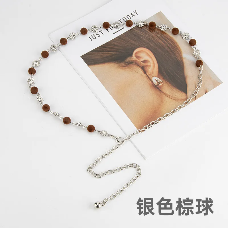 فستان نسائي عصري بسلسلة خصر من حجر الراين على شكل كرة صوف عصرية مع زخرفة جينز