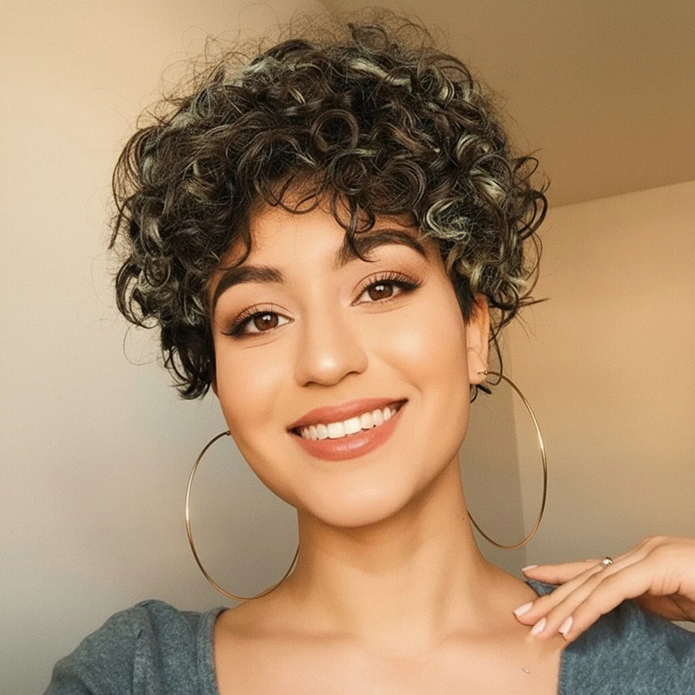 

Короткие вьющиеся парики из человеческих волос с челкой, волосы Bazilian Remy для женщин, короткий вьющийся парик с стрижкой пикси, коричневый смешанный блондин, машинное производство