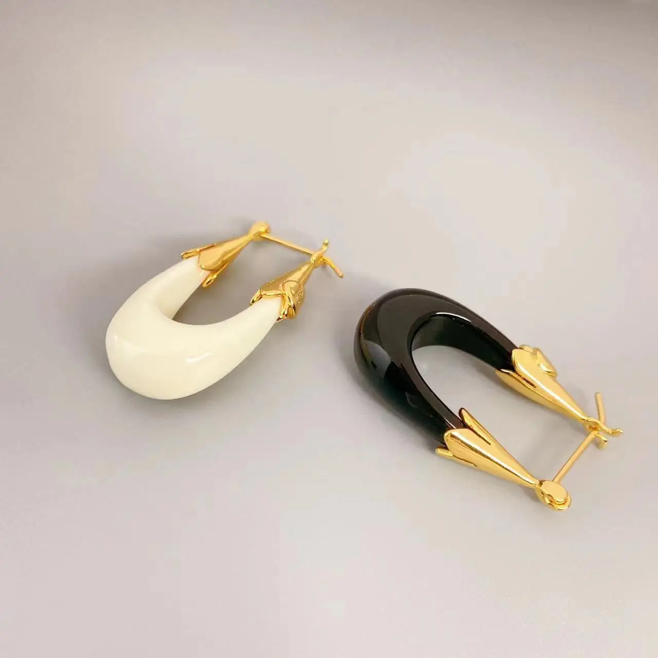 

Modern 18K Gold Plated Resin Acrylic White Black U Shape Big Ear Hoops Huggies Chic Ring Cuff Climber Drop Dangle Earrings Jewel